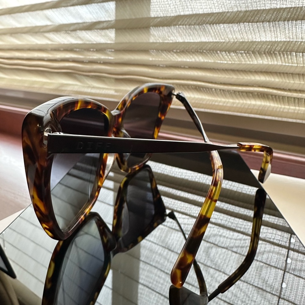 DIFF SUNGLASSES AND CASE - Picture 2 of 4